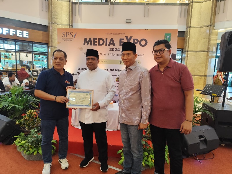 Plt Ketua SPS Riau Purnomo saat memberikan sertifikat atas partisipasi kehadiran di Media Expo kepada calon Gubernur Riau Muhammad Nasir didampingi ketua tim pemenangan Nasir-Wardan, Dr Firdaus.