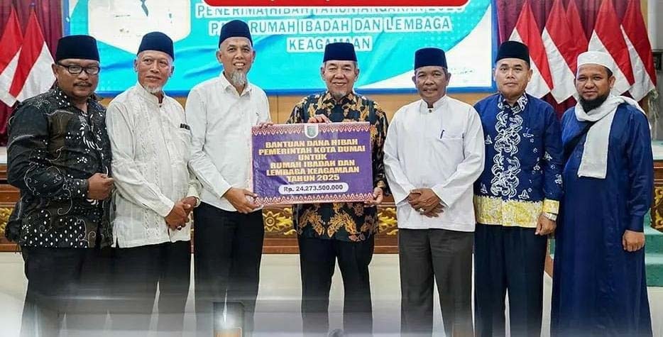 Wali Kota Dumai H Paisal menyerahkan dana hibah kepada perwakilan rumah ibadah dan lembaga keagamaan penerima dana hibah, Sabtu (14/9/2024).