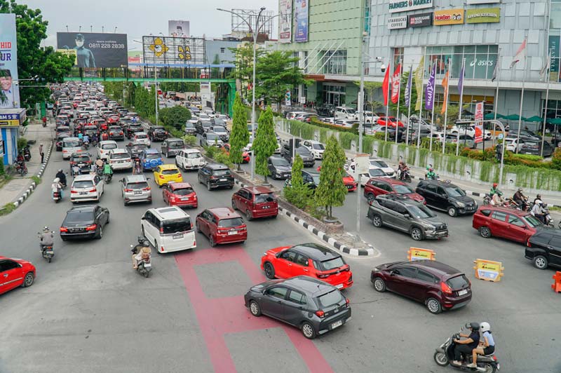 Kemacetan arus lalu lintas kendaraan bermotor di Jalan Tuanku Tambusai dekat simpang Jalan Soekarno Hatta, Ahad (15/9/2024).