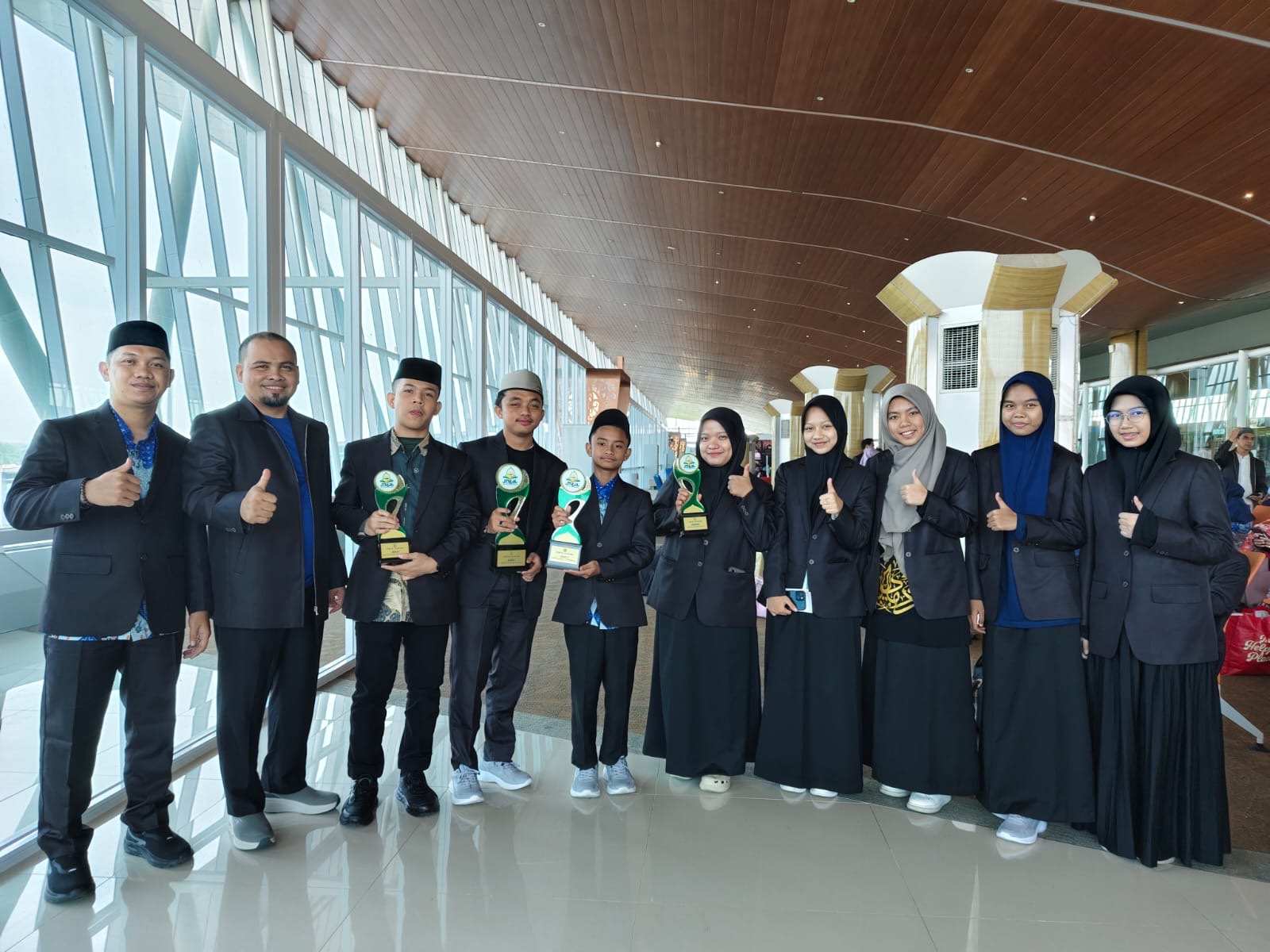 Kafilah Riau pada MTQ Nasional di Samarinda foto bersama tim pelantih, Senin (16/9).