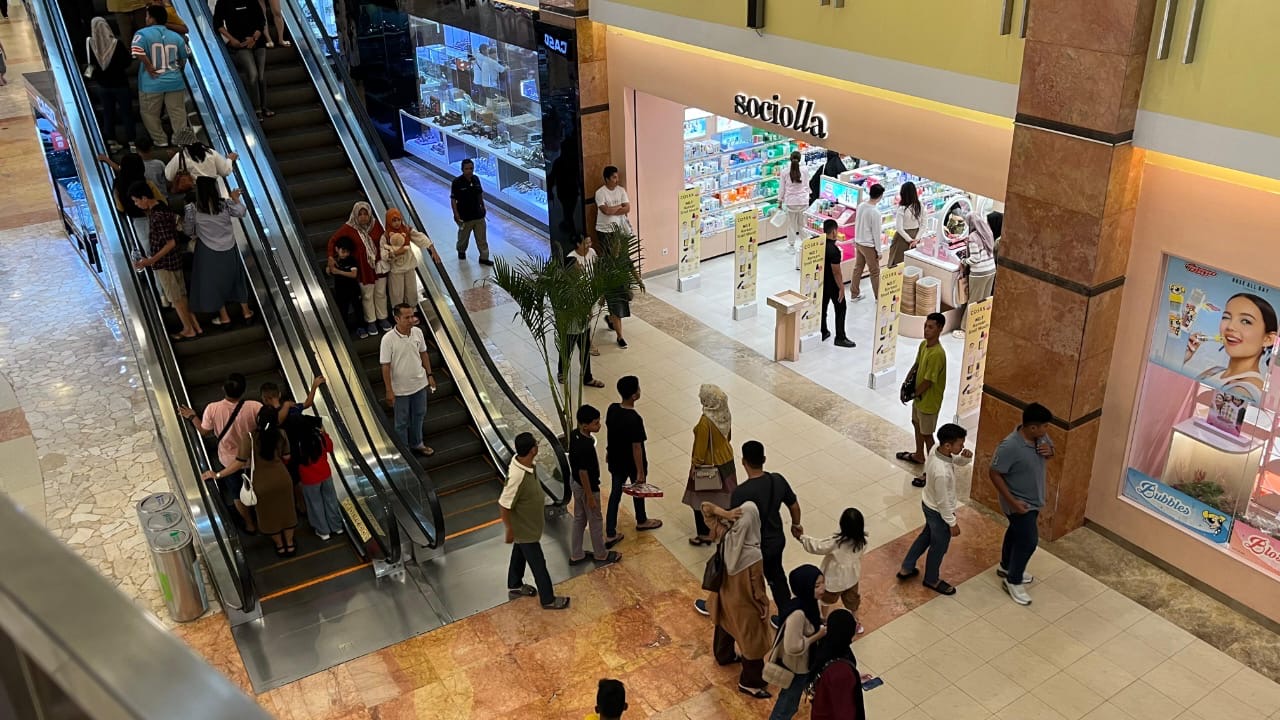 Warga Pekanbaru dan sekitarnya tampak menghabiskan momen long weekend, dengan mengunjungi mal-mal di Pekanbaru, Senin (16/9/2024).