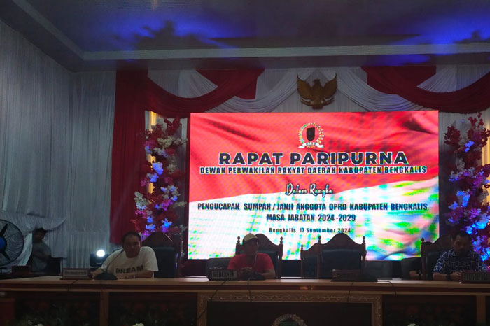LAKUKAN GLADI: Petugas sekretariat DPRD Bengkalis melalukan simulasi pelantikan 45 anggota DPRD Bengkalis di Gedung Cik Puan Bengkalis, Senin (16/9/2024).