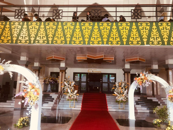 KARPET MERAH: Teras Ruang Rapat Putri Kaca Mayang, Gedung Panglima Ghimbam, Kantor DPRD Siak, tempat pengucapan sumpah janji ditata dan diberi karpet  merah, Senin (16/9/2024).