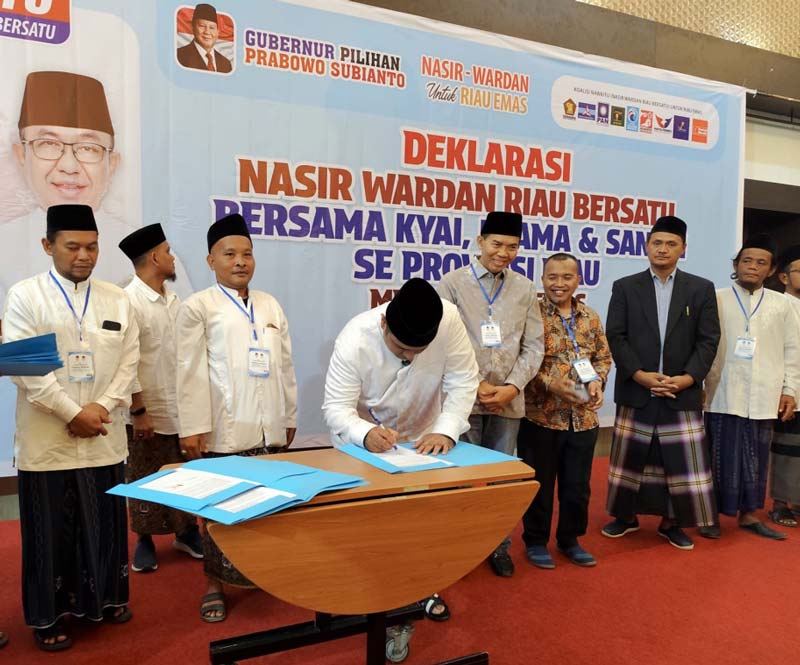 Bakal Calon Gubernur Riau Muhammad Nasir meneken pakta integritas usai deklarasi di Grand Suka Hotel Pekanbaru, Ahad (15/9/2024)