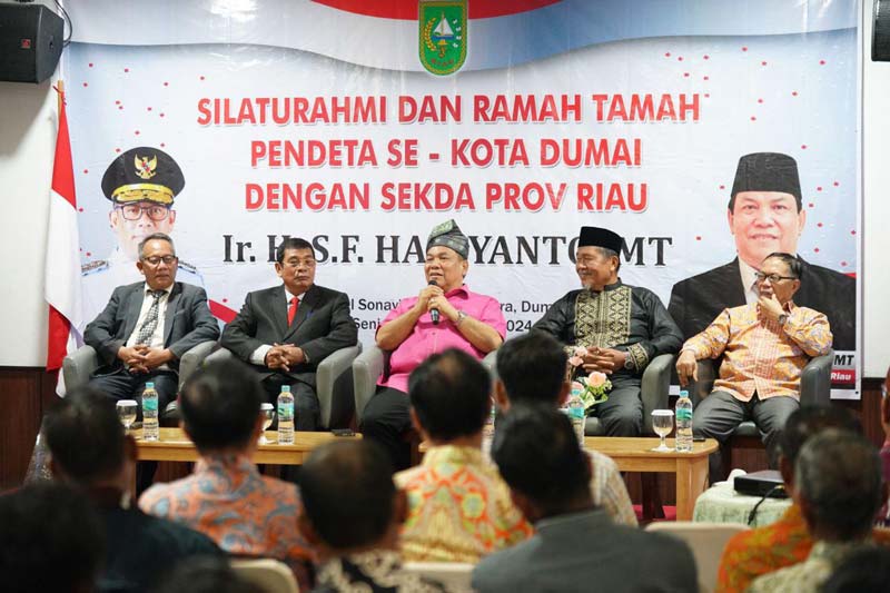 Bakal Calon Wakil Gubernur Riau SF Hariyanto (tengah) berbicara saat bertemu tokoh agama di Dumai, Senin (16/9/2024).