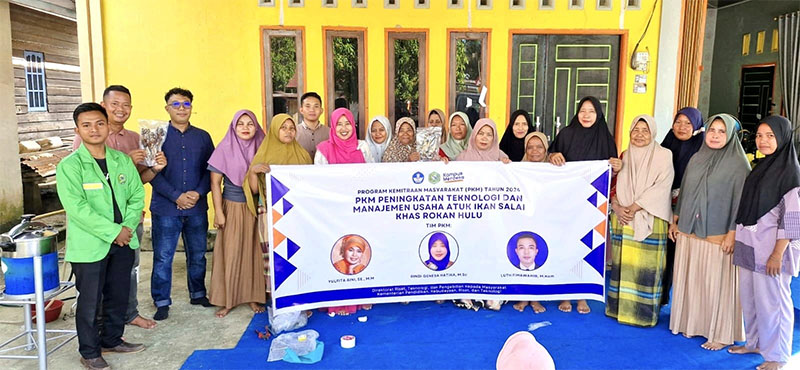 Tim PKM dan Mahasiswa UPP foto bersama dengan masyarakat, usai mengenalkan teknik penyalaian ikan menggunakan asap cair di Dusun Pasir Pandak, Desa Kepenuhan Timur, Kecamatan Kepenuhan, Senin (16/9)