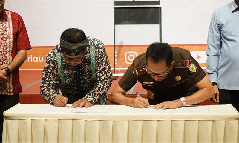 Kepala Kejaksaan Tinggi Riau Akmal Abbas SH MH dan Ketua Bawaslu Riau Alnofrizal, teken MoU, Selasa (17/9/2024) di Hotel Premiere Pekanbaru.