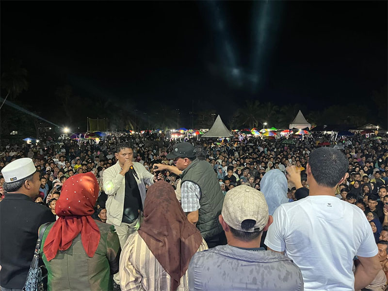 Fedrios Gusni bersama Bupati Kuansing, Dr Suhardiman Amby Ak MM menyampaikan pidato sebelum Fauzana bernyanyi di Muara Lembu, Ahad (15/9/2024).