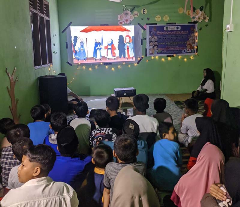 Anak-anak yang tergabung dalam Forum Anak Desa Lubuk Garam (Fanlugar) Kecamatan Siak Kecil dengan  antusias menonton bareng (nobar) film sejarah bernuansa Islami.