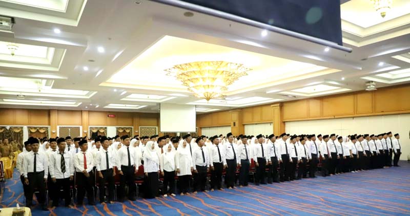 Anggota BPD menyanyikan lagu Indonesia Raya dalam acara perpanjangan masa jabatan keanggotaan menjadi 8 tahun di Convention Hall Islamic Center Pasirpengaraian