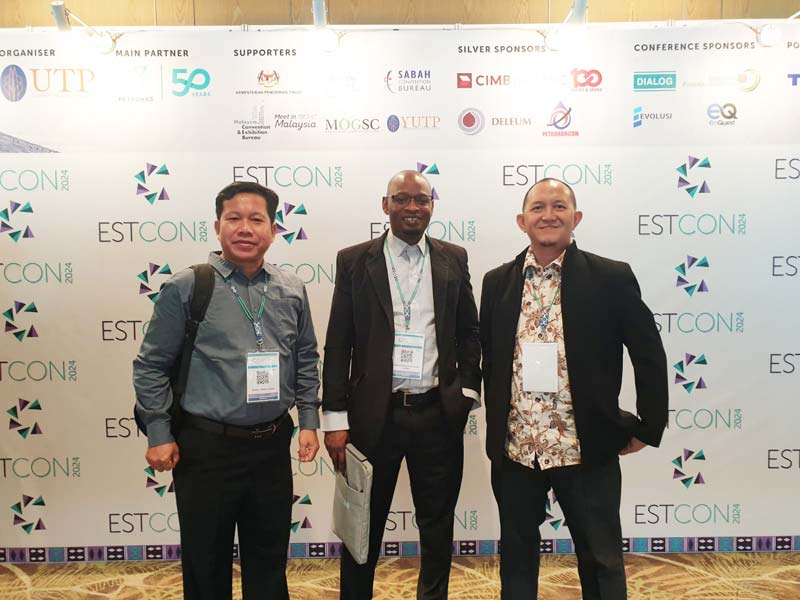 Delegasi dari UITM Dr Surajudeen dan UIR Dr Evizal, Ir Dike Fitriansyah Putra MSc MBA foto bersama sebelum acara ESTCON, baru-baru ini.