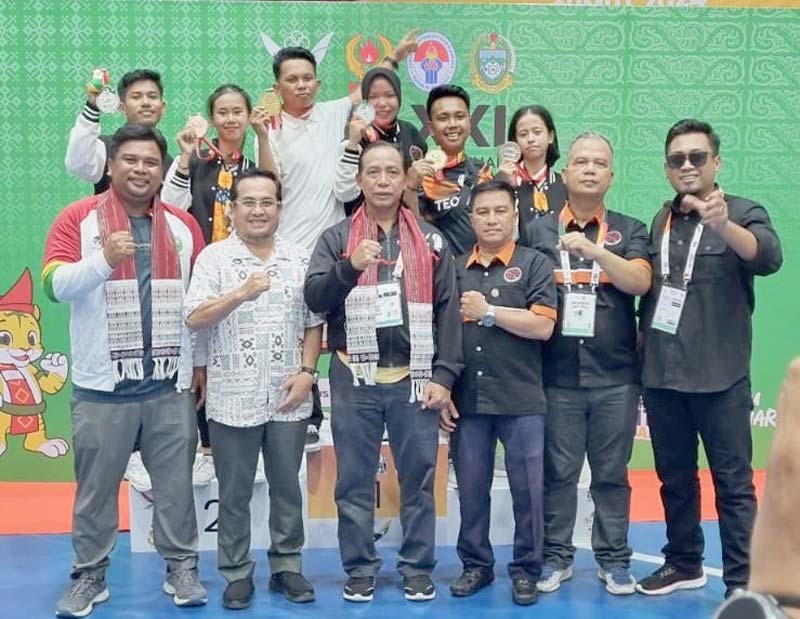 Atlet teqball Riau dan pengurus Persatuan Olahraga Teqbal Seluruh Indonesia Riau foto bersama, Senin (16/9/2024).