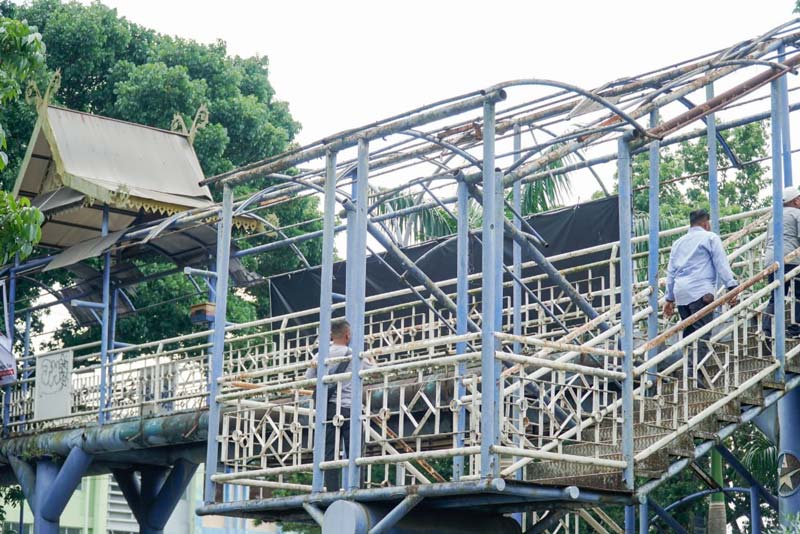 Pejalan kaki menggunakan JPO di Kompleks Sudirman Square,  Jalan Jenderal Sudirman, Pekanbaru, Senin (16/9/2024). JPO ini kondisinya sudah keropos dan rusak parah.