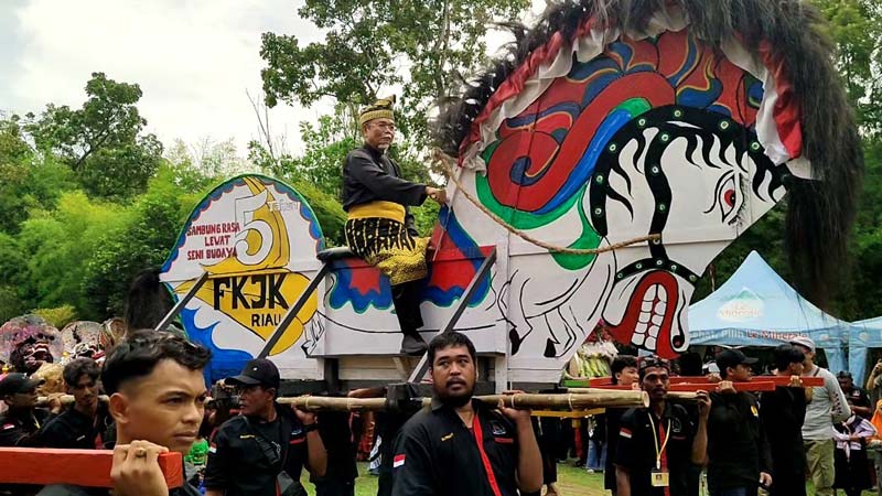 Suasana pergelaran budaya kuda lumping di Taman Rekreasi Alam Mayang, Ahad (15/9/2024).
