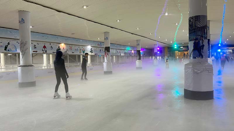 Beberapa pengunjung sedang menikmati permainan skate di SKA Skate Rink, beberapa waktu lalu.
