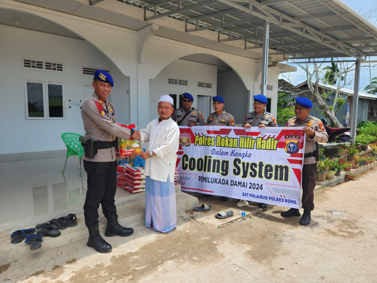 Kasatpolairud Polres Rohil AKP Budi Rahmadi SH menyerahkan bantuan dalam rangka cooling system, yang diterima pimpinan Pondok Pesantren Assunnah, Ustadz H Lili Suheri Lc di Bagansiapiapi, Senin (16/9)