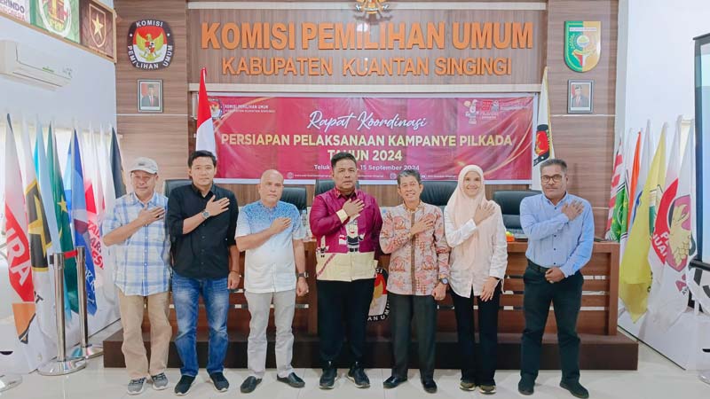 Jajaran KPU dan Pemkab Kuansing foto bersama usai rapat koordinasi di kantor KPU Kuansing soal penentuan titik pemasangan alat peraga kampanye, Ahad (15/9/2024).