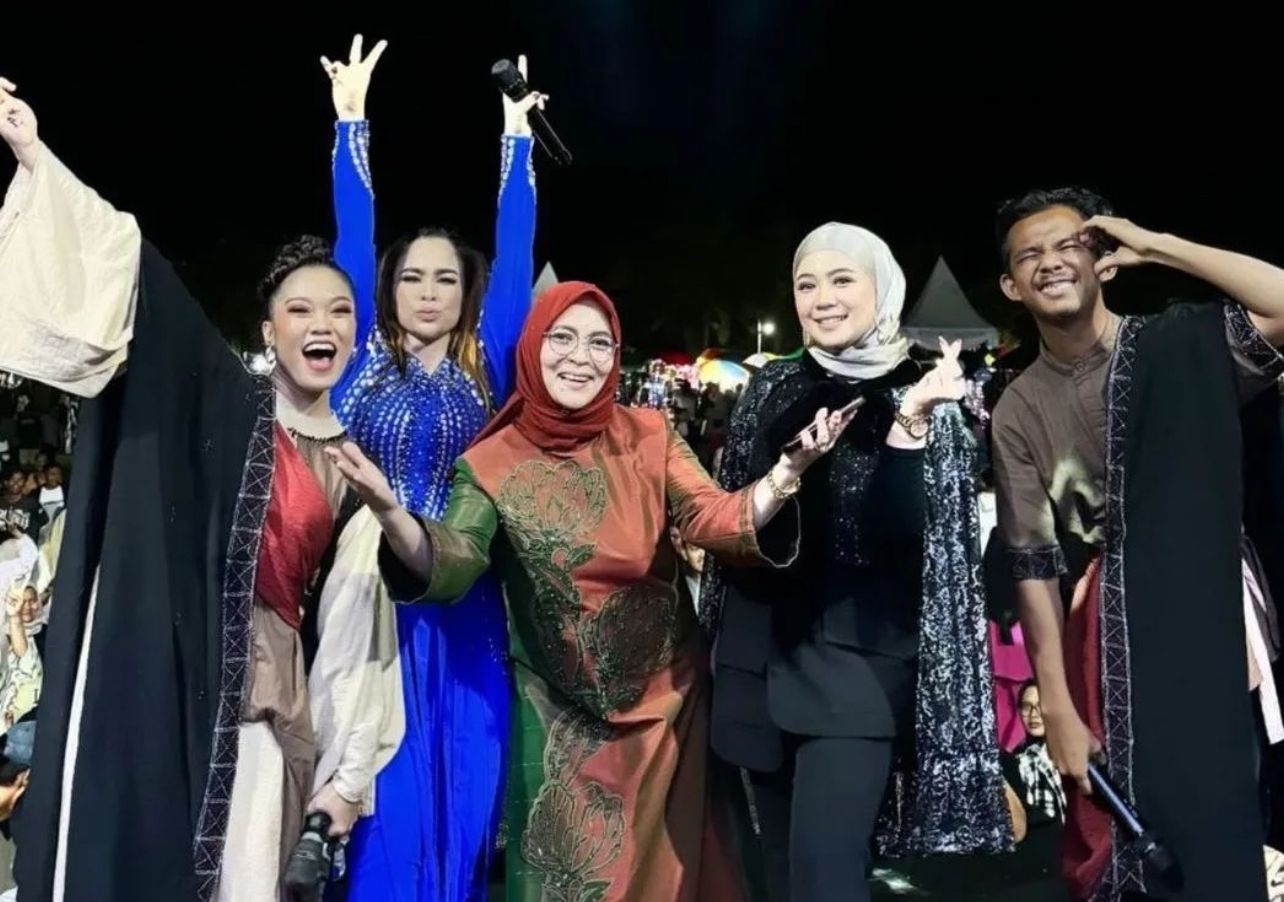 Penyanyi Fauana, Rita Nasiak dan beberapa lainnya saat acara di Lapangan Sepak Bola Pasar Bawah, Muara Lembu, Kuansing, Ahad (15/9/2024) malam.