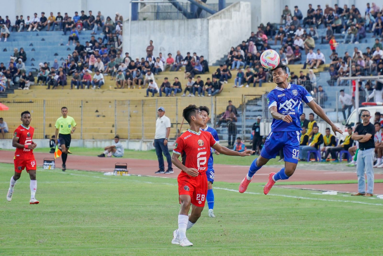 Pemain PSPS Pekanbaru terus menyerang saat menjamu FC Bekasi City dalam lanjutan Pegadaian Liga 2 di Stadion Kaharuddin Nasution, Rumbai, Sabtu (14/9/2024).