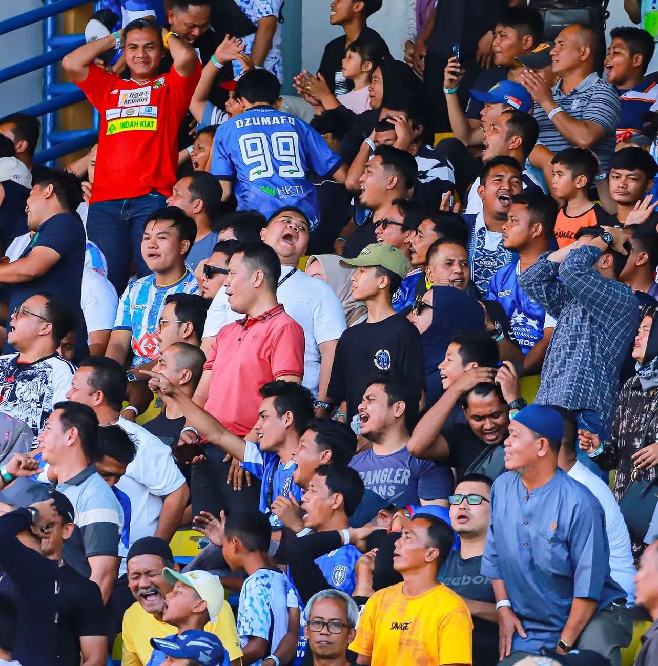Penonton tampak kecewa ketika beberapa kali peluang skuad Asykar Bertuah hanya membentur tiang gawang saat PSPS Pekanbaru vs FC Bekasi City di Stadion Kaharuddin Nasution, Rumbai, Sabtu (14/9/2024).