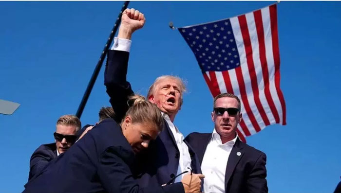 Donald Trump sesaat setelah penembakan di depan masa pendukung kampanye Pilpres AS.