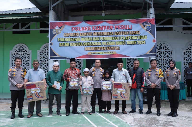 Kapolres Kampar AKBP Ronald Sumaja berfoto bersama tokoh agama dan jajaran pejabat Polres Kampar usai bersilaturahmi, Selasa (17/9/2024).