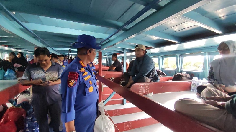 Dirpolairud Polda Riau Kombes Pol Wahyu Prihatmaka saat berbincang dengan penumpang kapal, Selasa (17/9/2024).