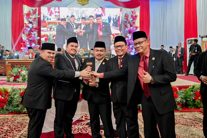 etua sementara DPRD Bengkalis Septian Nugraha (dua kiri) didampingi Arsya Fadilah (kiri) menerima palu pimpinan dewan di Gedung Cik Puan Bengkalis, Selasa (17/9/2024).