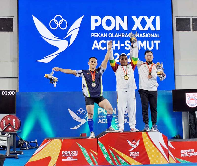 Lifter Riau Hendri (tengah) bersama atlet Jawa Barat Ade Bazrudin dan lifter Jawa Tengah Adven Hindarto melakukan selebrasi usai pengalungan medali angkat berat kelas 74 kg.