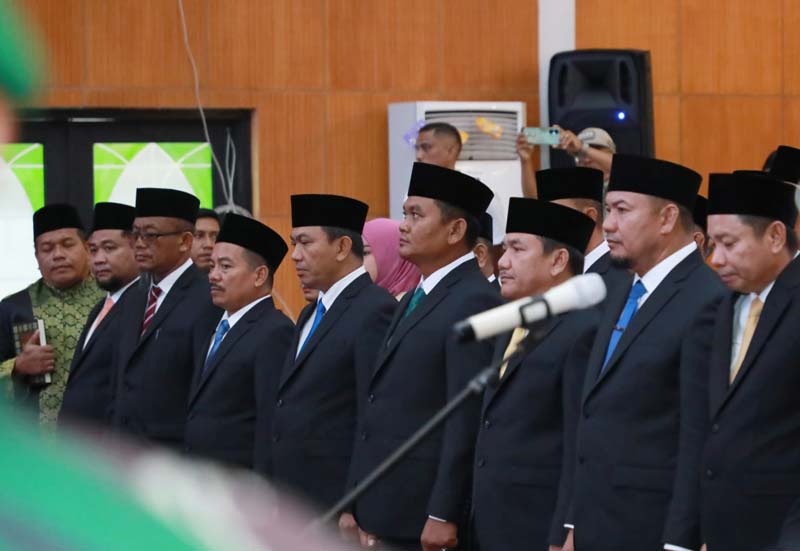 Anggota DPRD Siak saat menjalani prosesi pelantikan dalam Rapat Paripurna di Ruang Paripurna Putri Kaca Mayang, Gedung Panglima Ghimbam, Kantor DPRD Siak.