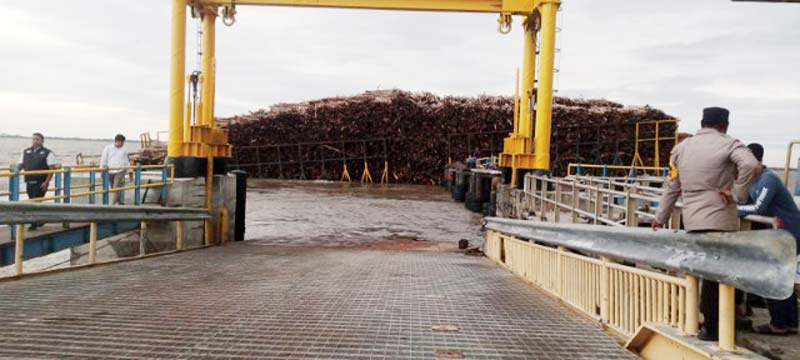 Ponton tugboat bermuatan kayu mengalami kebocoran usai menghantam Dermaga 1 Ro-Ro Air Putih Bengkalis, Selasa (17/9/2024).