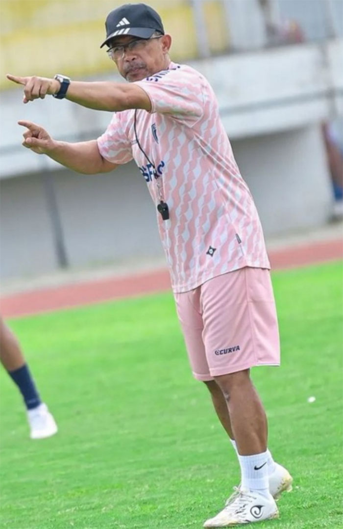 Pelatih PSPS Pekanbaru Aji Santoso