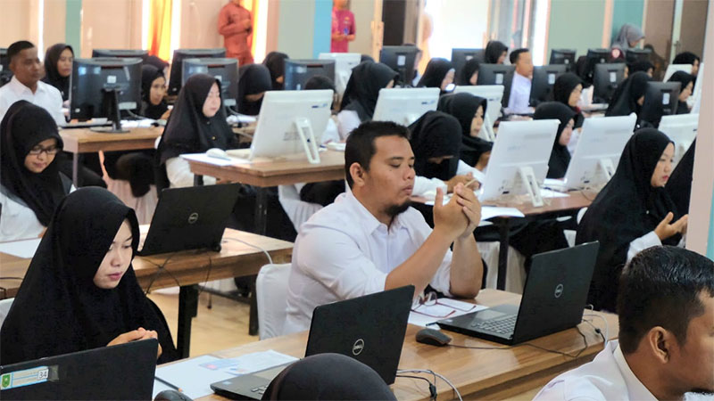 Peserta seleksi CPNS asal Kepulauan Meranti yang mengikuti ujian, belum lama ini.