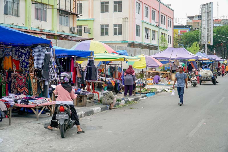 Kondisi jalur pedestrian atau trotoar di Jalan&nbsp;Agus&nbsp;Salim&nbsp;yang dijadikan pedagang kaki lima (PKL) sebagai tempat berjualan, Selasa (17/9/2024).