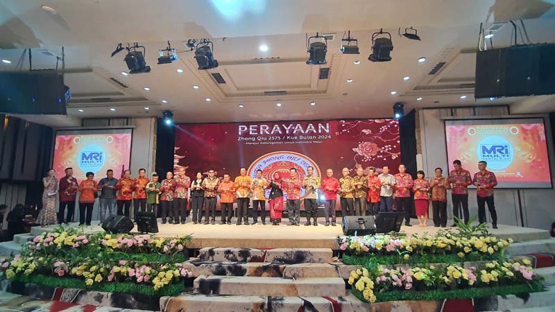 Pimpinan organisasi Tionghoa di Kota Pekanbaru dan Forkopimda Provinsi Riau foto bersama merayakan Festival Kue Bulan di Ballroom Hotel Furaya Pekanbaru.