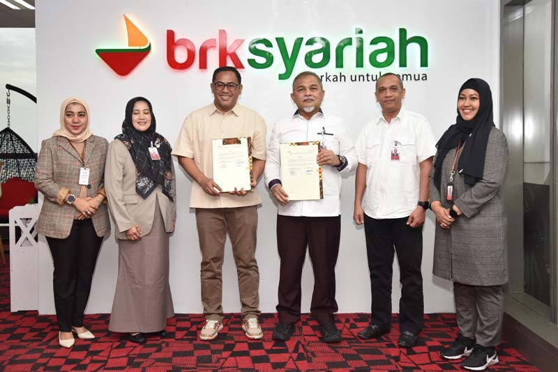 Direktur Dana dan Jasa BRK Syariah MA Suharto (tiga kanan) bersama Direktur Utama PT Indoglobal Nusa Persada (Pintro) Syarif Hidayat, menunjukkan naskah MoU