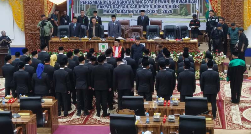 Pengambilan sumpah dan janji 45 Anggota DPRD Rohil dipimpin Ketua Pengadilan Negeri Rohil di Bagansiapiapi.