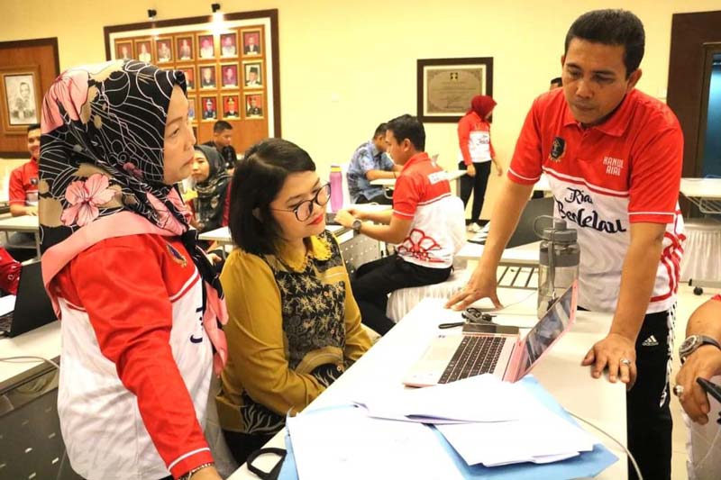 Kakanwil Kemenkumham Riau Budi Argap Situngkir (kanan) saat memantau proses seleksi administrasi CPNS 2024 di Pekanbaru, baru-baru ini.