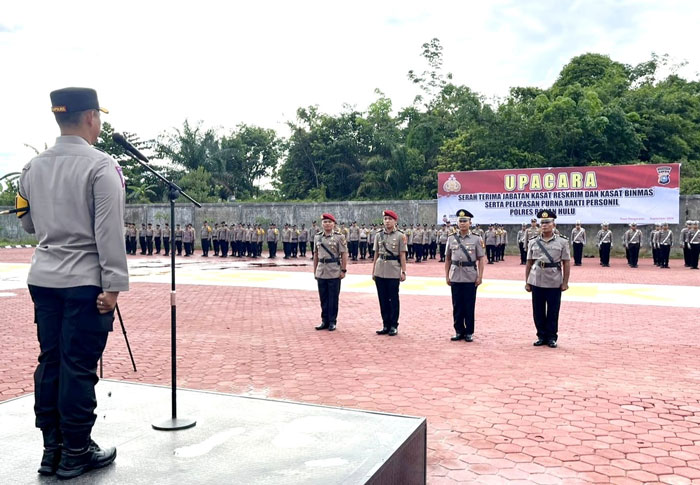 Kapolres Rohul AKBP Budi Setiyono SIK MH memimpin upacara serah terima jabatan Kasat Reskrim dan Kasat Binmas Polres Rohul.