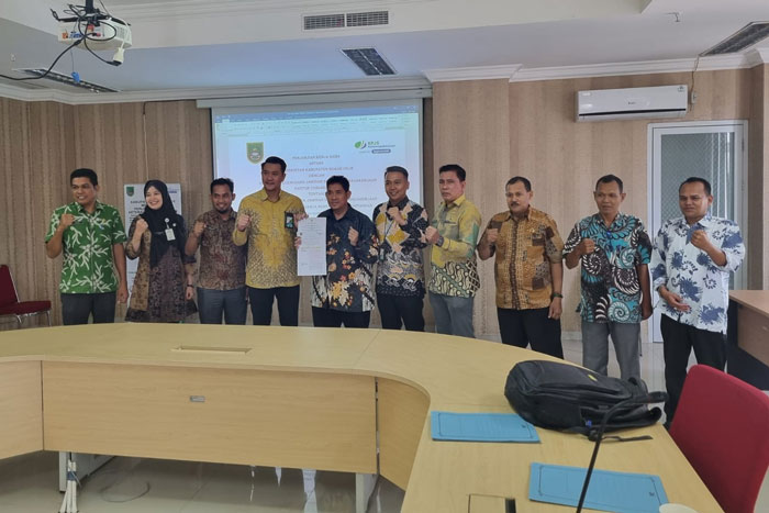 Sekda Rokan Hilir Fauzi Erizal SSos MSi, Kepala Dinas Tenaga Kerja Rokan Hilir Irawan SE MSi dan Kepala BPJS Ketenagakerjaan Dumai Iwan Kurniawan memperlihatkan draf MoU.