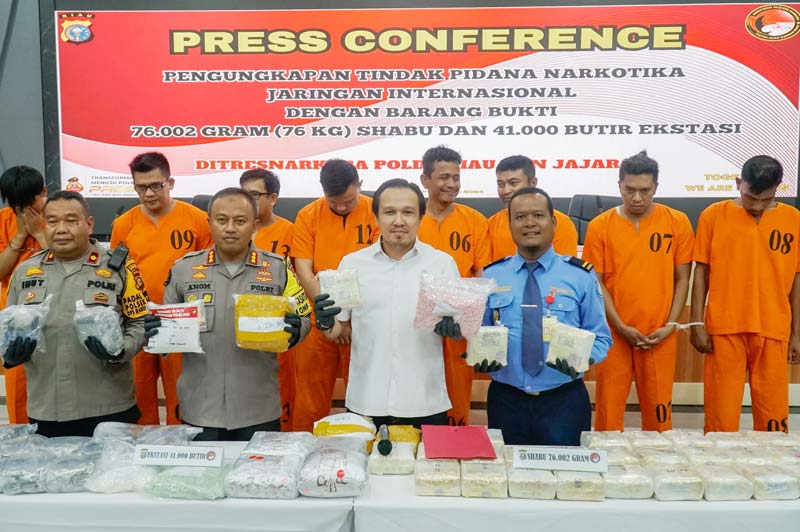 Kabid Humas Polda Riau Kombes Pol Anom Karibianto (dua kiri) bersama Direktur Reserse Narkoba Polda Riau Kombes Pol Manang Soebeti (dua kanan),memperlihatkan barang bukti saat ekspose.