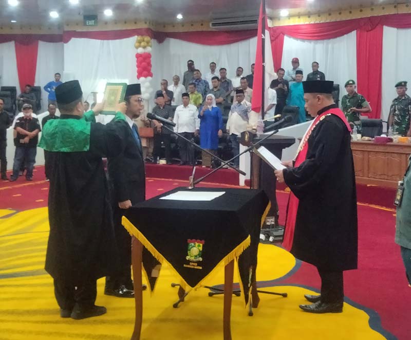 Ketua Pengadilan Negeri Bangkinang Soni Nugraha mengambil sumpah jabatan/janji pimpinan DPRD Kabupaten Kampar masa jabatan 2024-2029 Zulfan Azmi ST MT MM