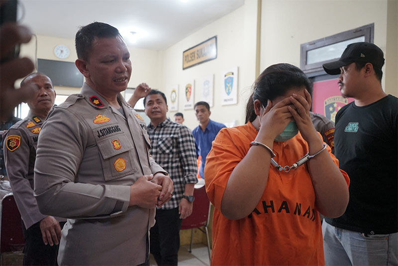 Kapolsek Sukajadi Kompol Jorminal Sitanggang (kiri) meminta keterangan tersangka RY saat ekspos kasus pencurian di Mapolsek Sukajadi Pekanbaru, Kamis (19/9/2024).