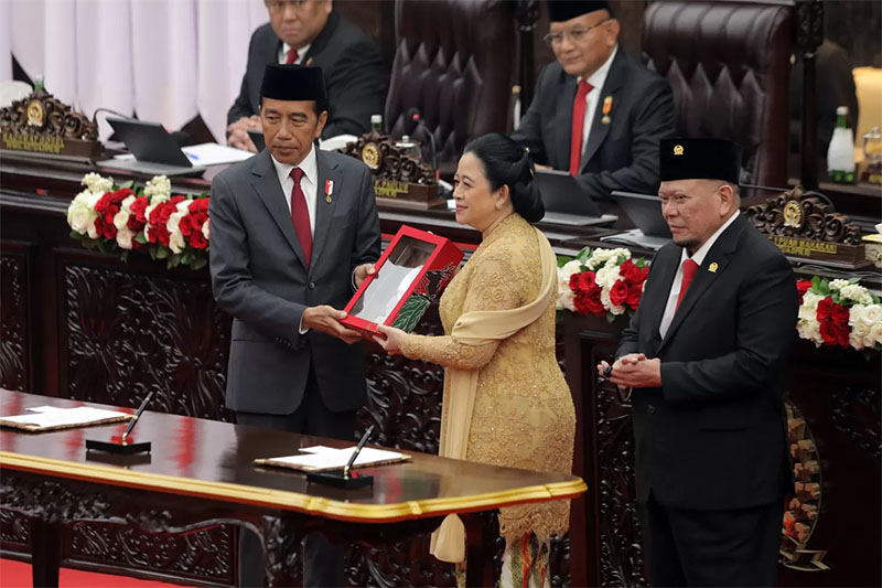 Presiden Jokowi disaksikan Ketua DPR Puan Maharani dan Ketua DPD Lanyalla Mahmud Mattalitti menandatangani berita acara penyerahan RUU Tentang APBN Tahun Anggaran 2025 Jumat (16/8/2024).