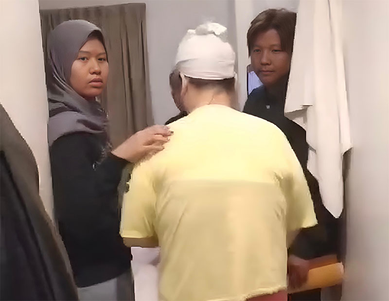 Petugas Kepolisian dari Satreskrim Polresta Pekanbaru saat menggerebek oknum pejabat di Siak dan terduga wanita idaman lain (baju kuning) saat berada di dalam kamar 702 di salah satu hotel Pekanbaru