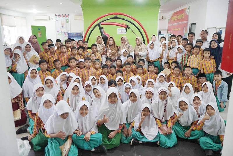Murid Sekolah Dasar (SD) Negeri 20 Pekanbaru bersama guru pendamping foto bersama saat kunjungan ke Riau Science Center (RSC), Jalan Gajah Mada, Pekanbaru.