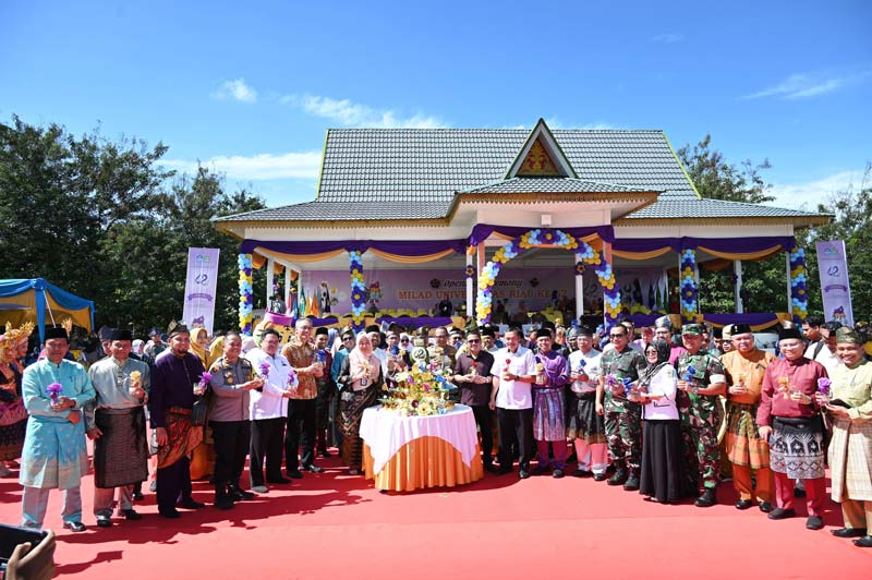 Para unsur pimpinan Unri dan forkopimda ikut hadir pada penyerahan bunga telur dan pelepasan balon sempena milad ke-62 Unri, Rabu (18/9/2024).