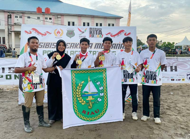 Dari kanan, Solahuddin Al Ayubi, Husein Fadhli, Muhammad Zakariya, Aprillio Wabil Ilham Rolesya, Rayhi Ainun dan pelatih Ustaz Azzam Azfairy foto bersama usai mendapatkan medali