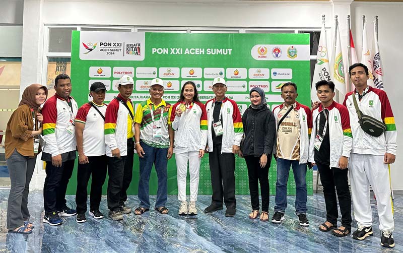 Perenang Riau Vanessa Evato foto bersama dengan pengurus KONI Riau di Kolam Renang Selayang Dispora Sumatera Utara, Medan, Selasa (17/9/2024).