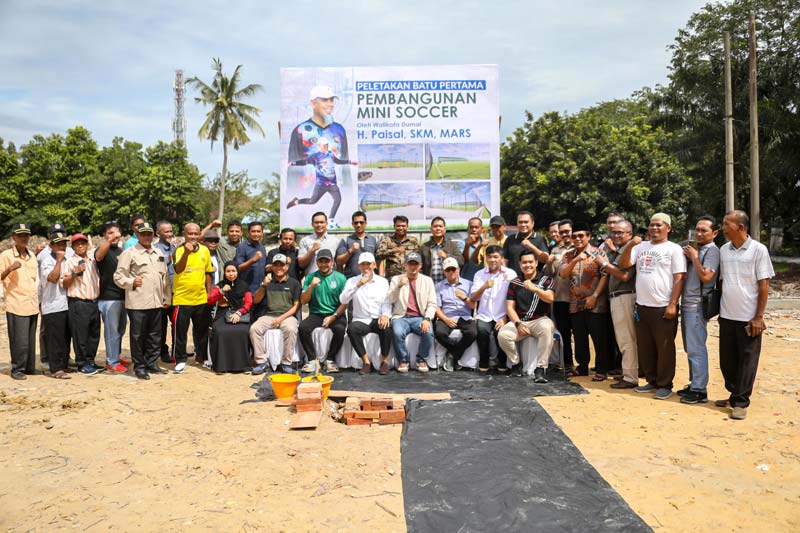Wali Kota Dumai H Paisal SKM MARS foto bersama para undangan usai peletakan batu pertama pembangunan lapangan mini soccer, baru-baru ini.